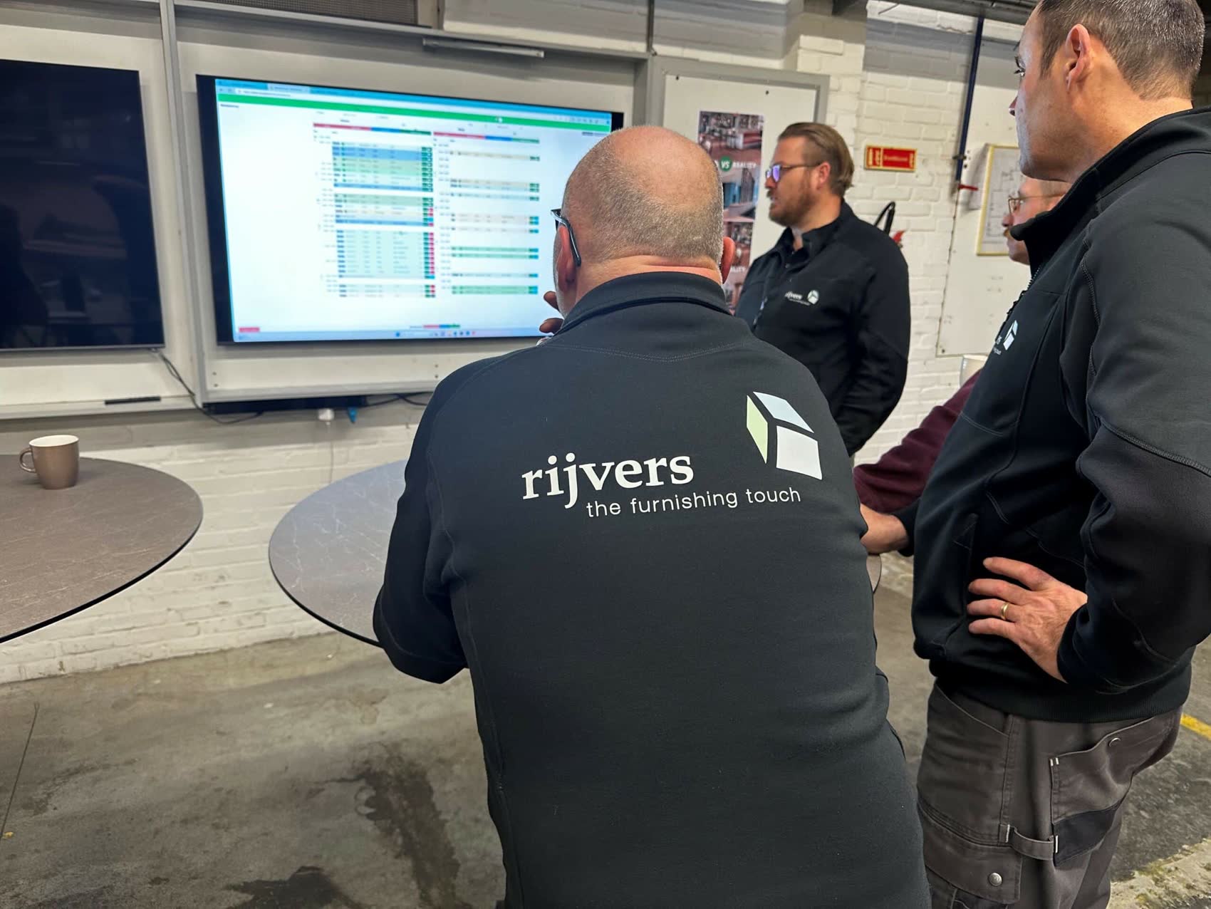 Het team van Rijvers bekijkt de planning op de werkvloer